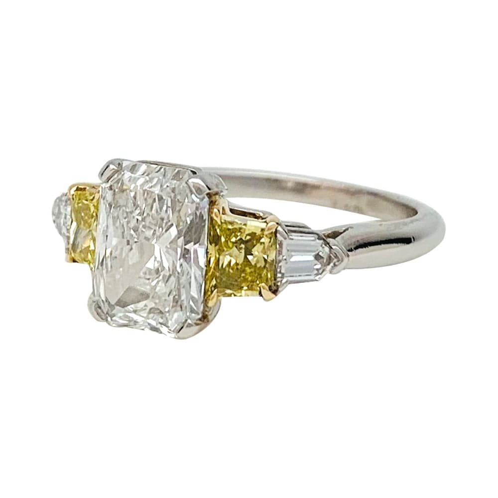 Ring platinum and yellow gold rectangular brilliant diamond, 2 carats. - . Görsel
