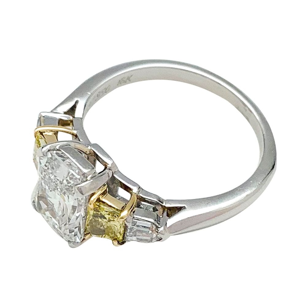 Ring platinum and yellow gold rectangular brilliant diamond, 2 carats. - . Görsel