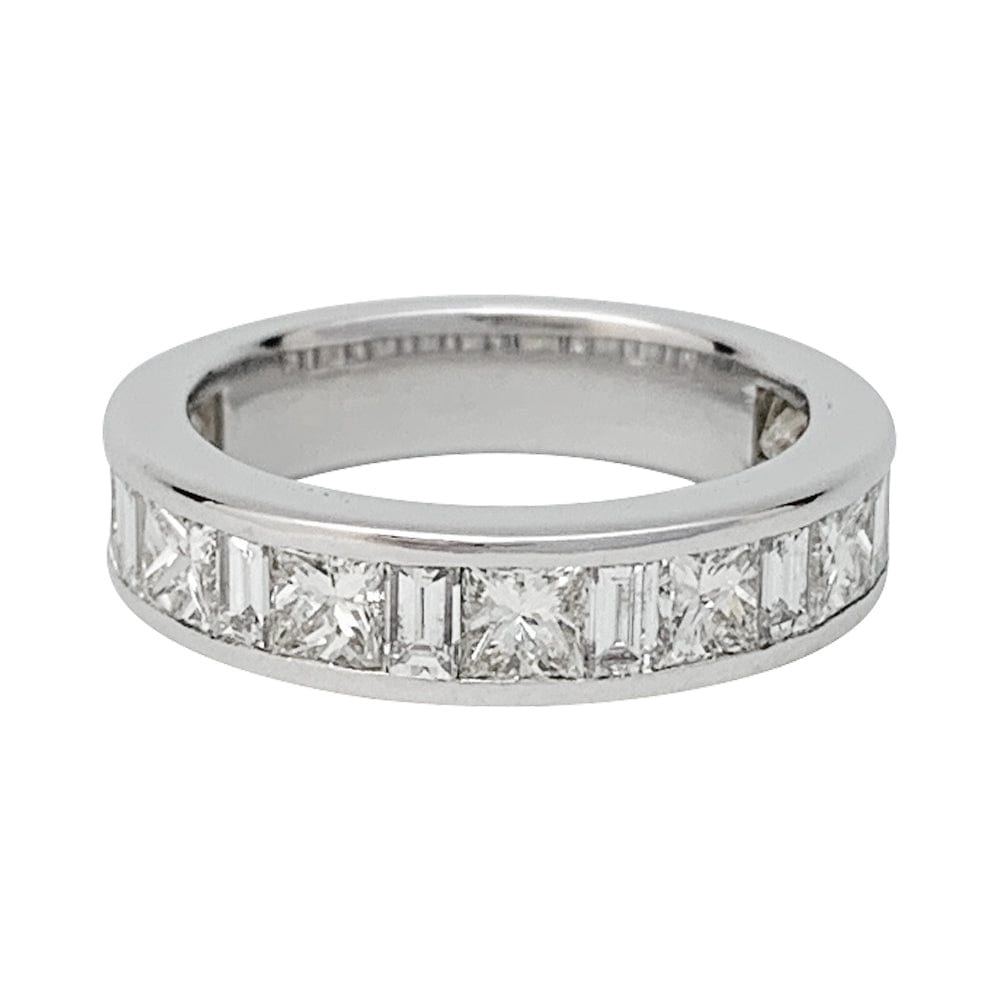 Half-turn diamond wedding ring in white gold. - . Görsel