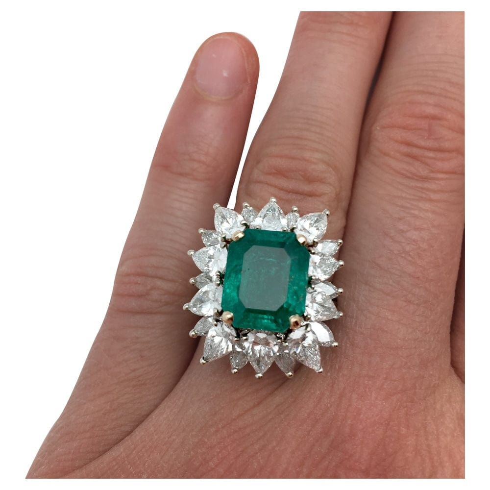 White and yellow gold emerald and diamond ring. - . Görsel