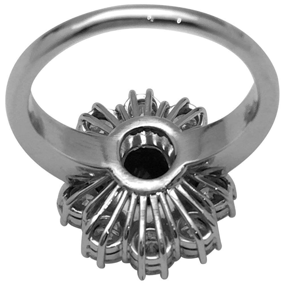 White gold ring, oval ruby surrounded by diamonds. - . Görsel