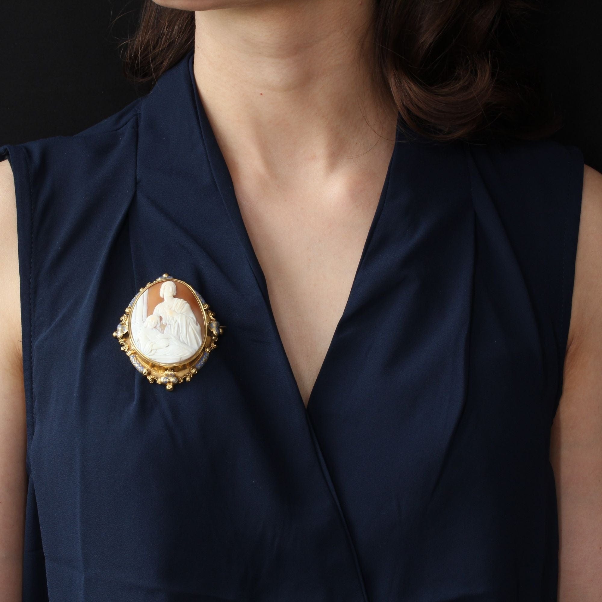 Pin cameo old and its blue enamel - . Görsel